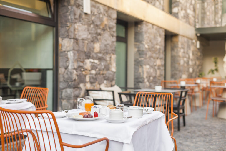 Castanheiro breakfast courtyard