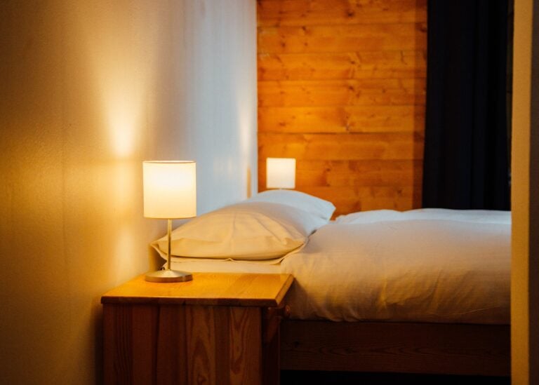 Cropped twin bed no pillar