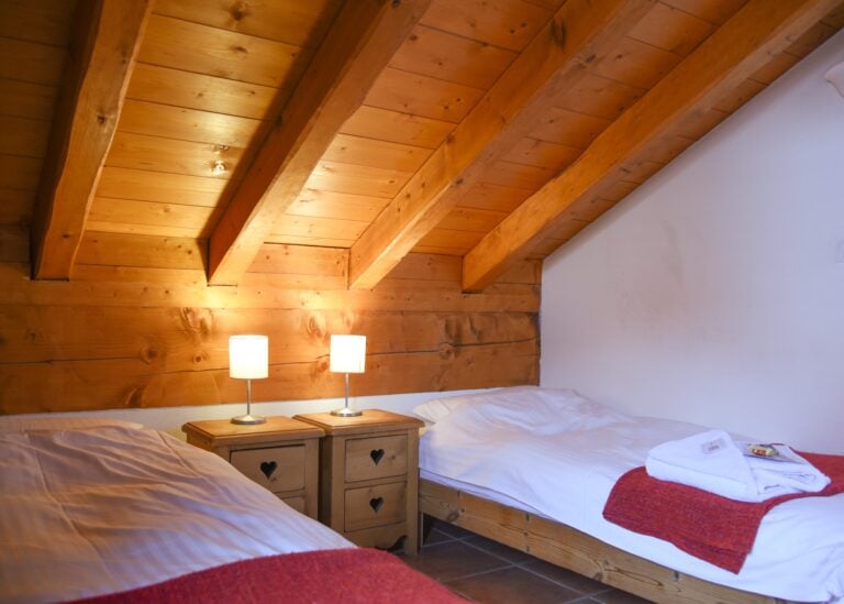 ROOM 8