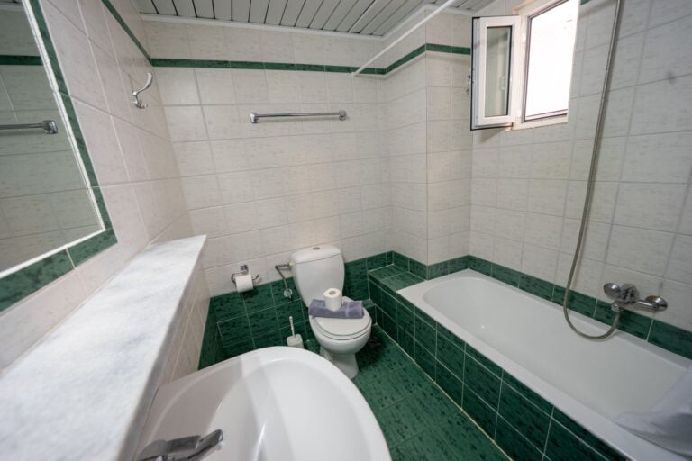 Lower-Level Room (2)